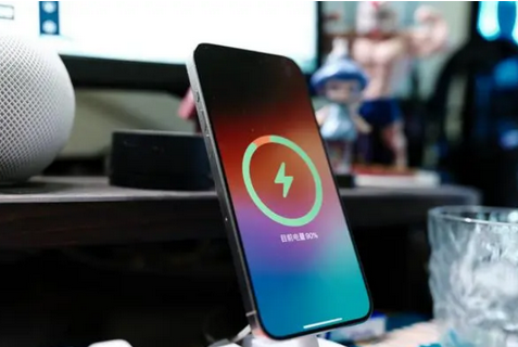 新晃苹果15换屏服务分享用什么充电器给iPhone15充电更好 